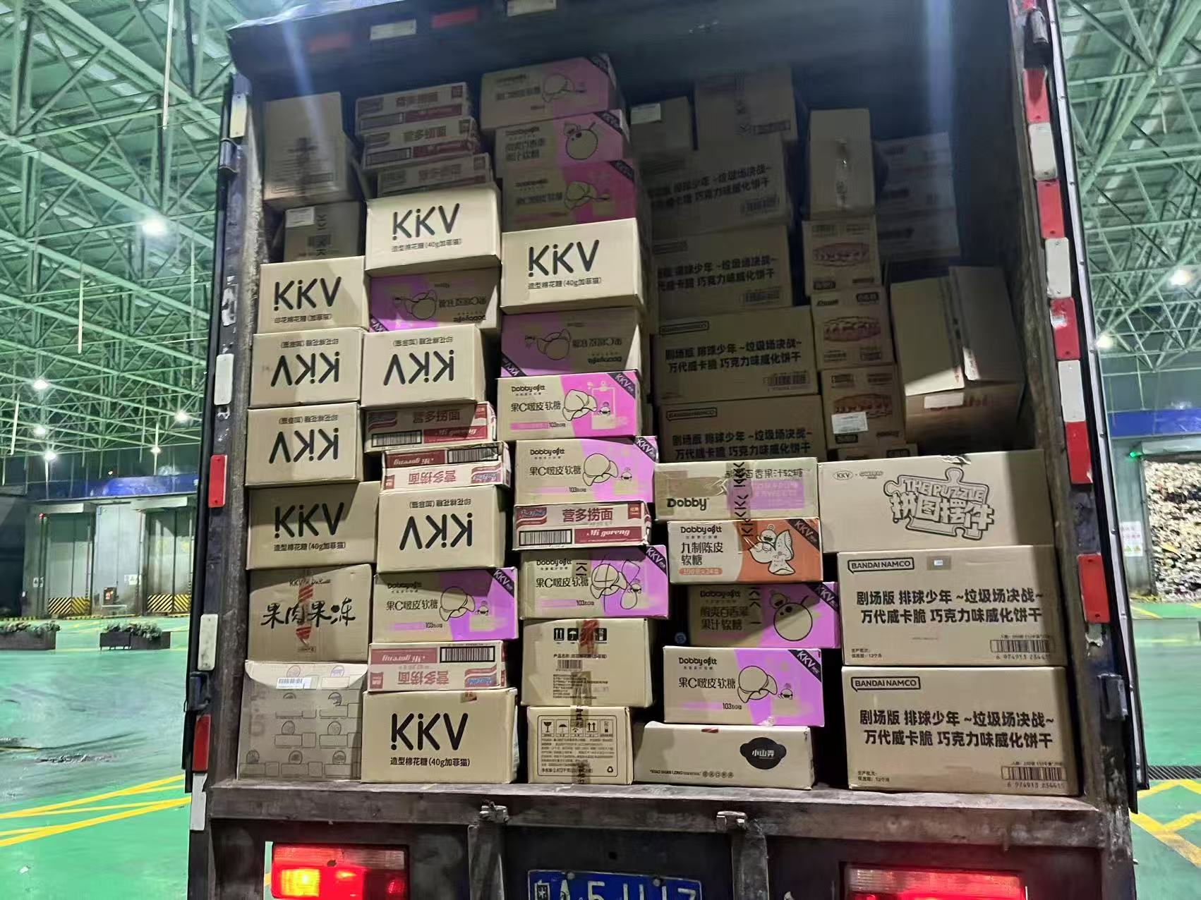 广州天河超市过期饮料销毁，零副食品销毁